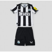 Camiseta Newcastle United Primera Equipación para niños 2023-24 manga corta (+ pantalones cortos)